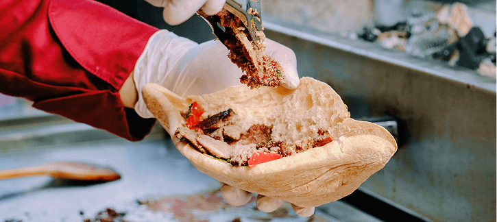 Koki menyiapkan makanan Turki