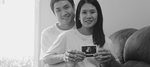 Pasangan bahagia setelah menjalani IVF